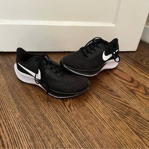 Black Nike Women’s Air Zoom Pegasus 37 shoes size 8